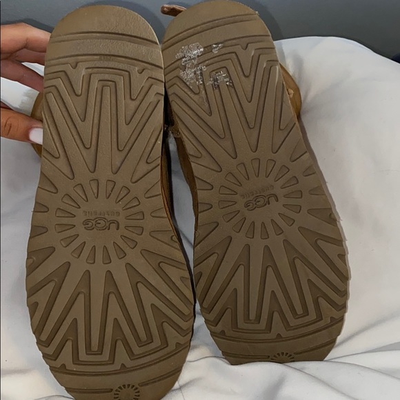 UGGS - Picture 4 of 5